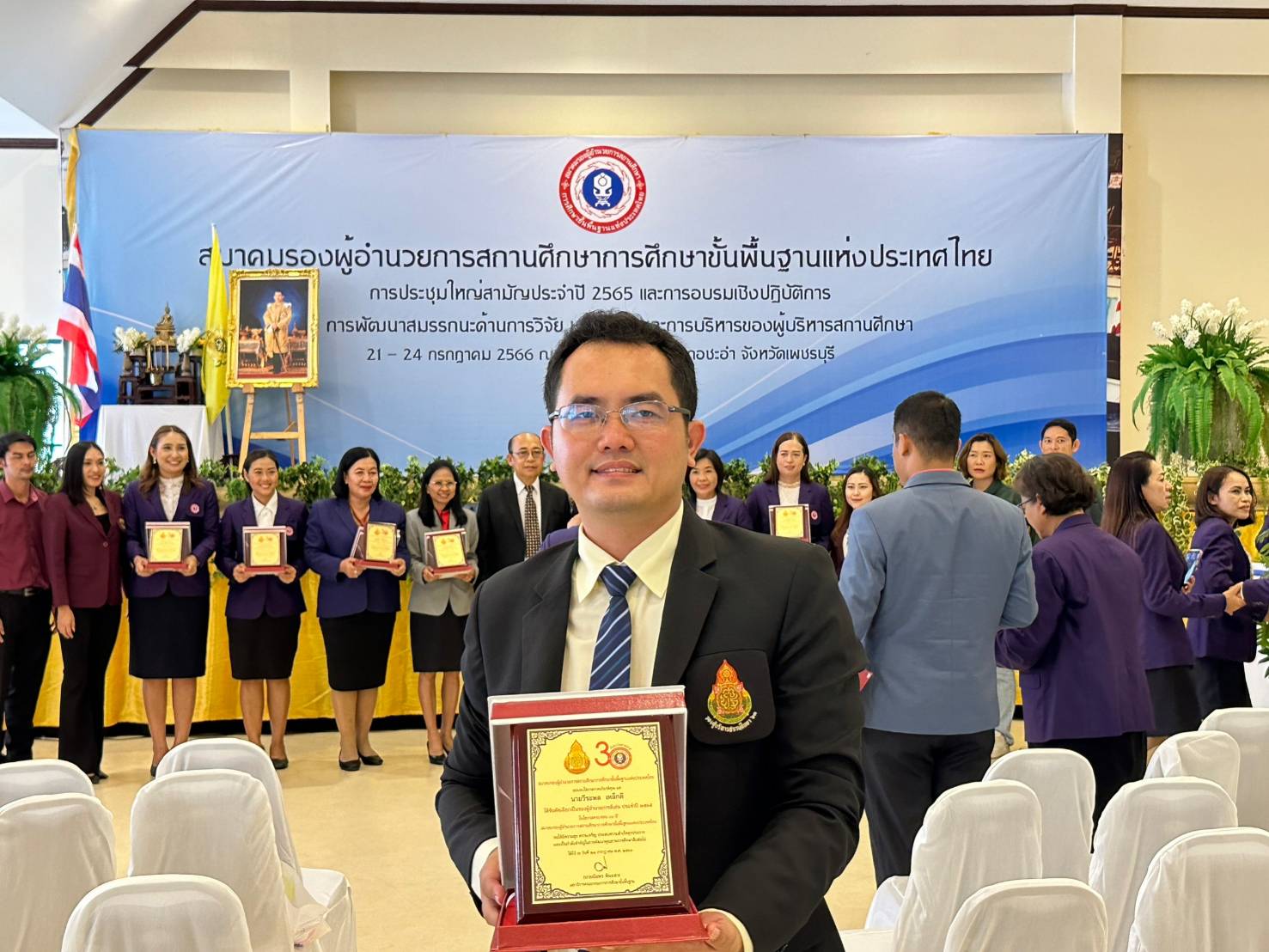 รองผู้อำนวยการโรงเรียนสมุทรสาครวุฒิชัย รับรางวัลรองผู้อำนวยการสถานศึกษาดีเด่น ประจำปี 2565